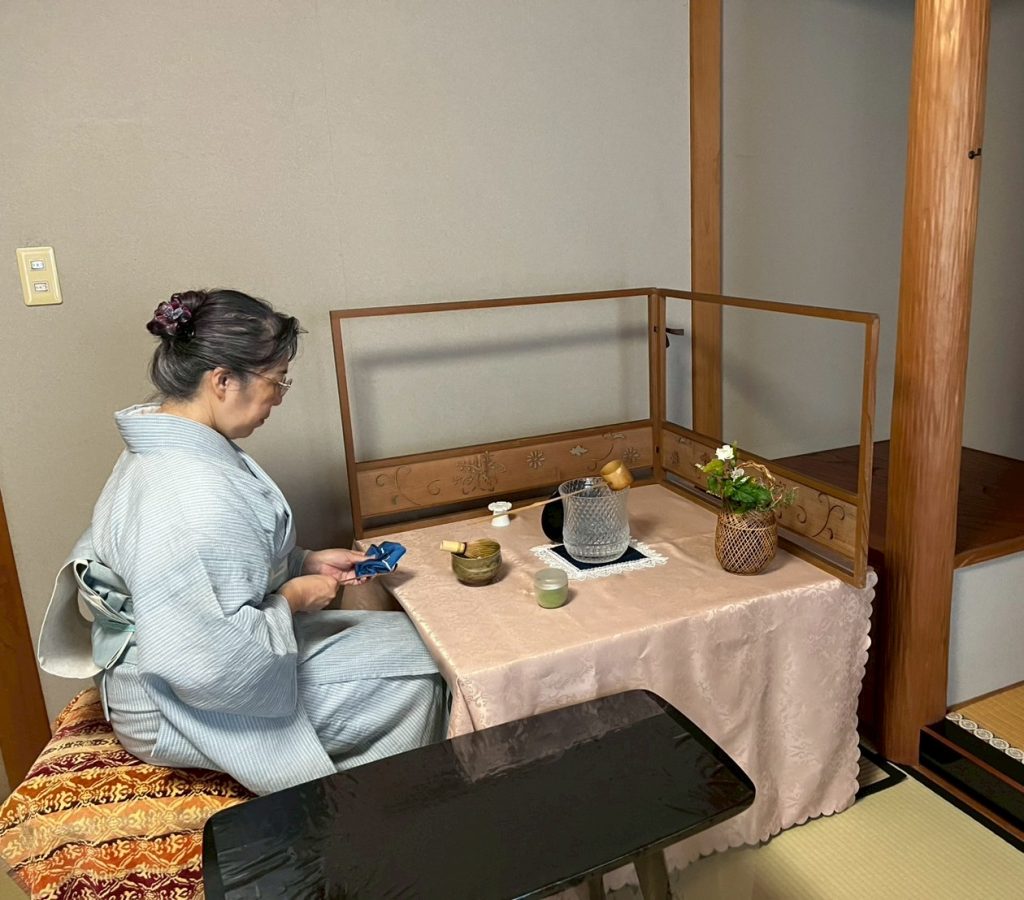 小千谷縮でお茶のお稽古